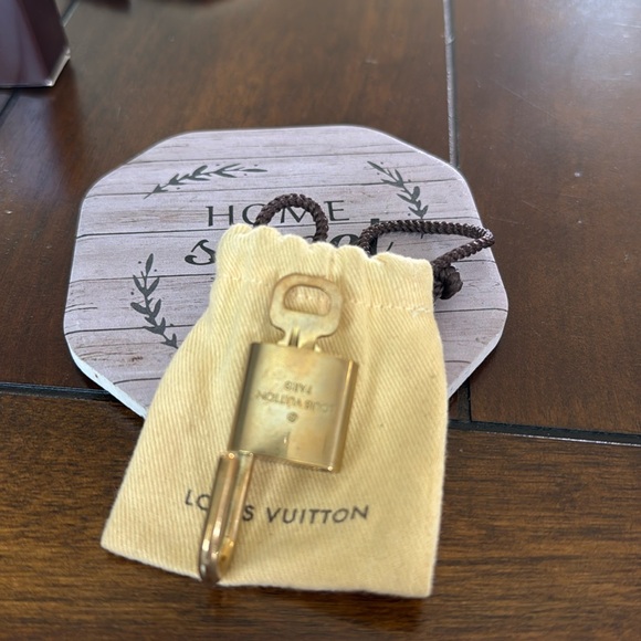 Louis Vuitton - Picture 8 of 9